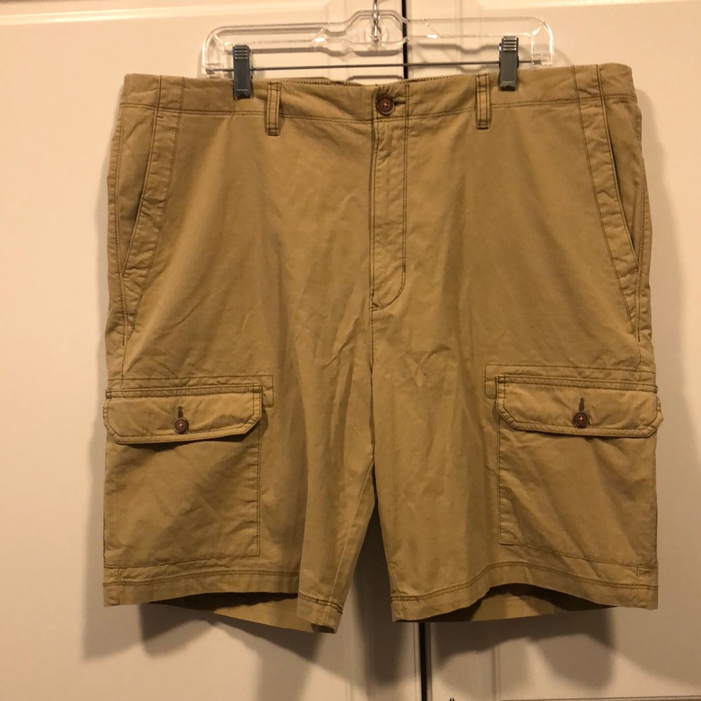 Tommy Bahama cargo shorts Men's 40 khaki shorts pockets EUC